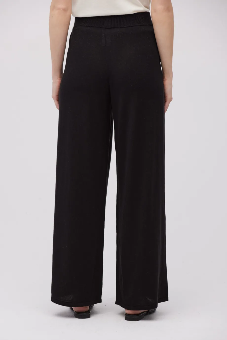 Pantaloni negri largi cu mătase Pantaloni negri largi cu mătase