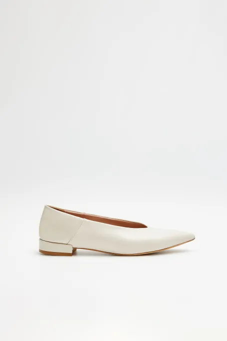 Balerini din piele bej cu varf migdalat