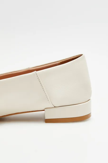 Balerini din piele bej cu varf migdalat