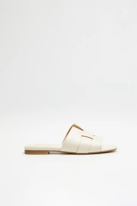 Mulți albi din piele plate, cu o curea largă