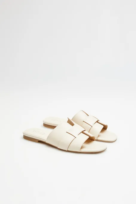 Mulți albi din piele plate, cu o curea largă