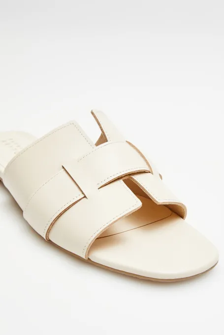 Mulți albi din piele plate, cu o curea largă