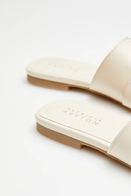 Mulți albi din piele plate, cu o curea largă