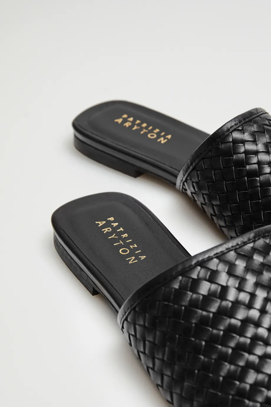 Sandale țesute din piele neagră Sandale țesute din piele neagră