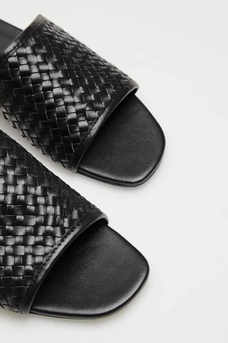 Sandale țesute din piele neagră Sandale țesute din piele neagră