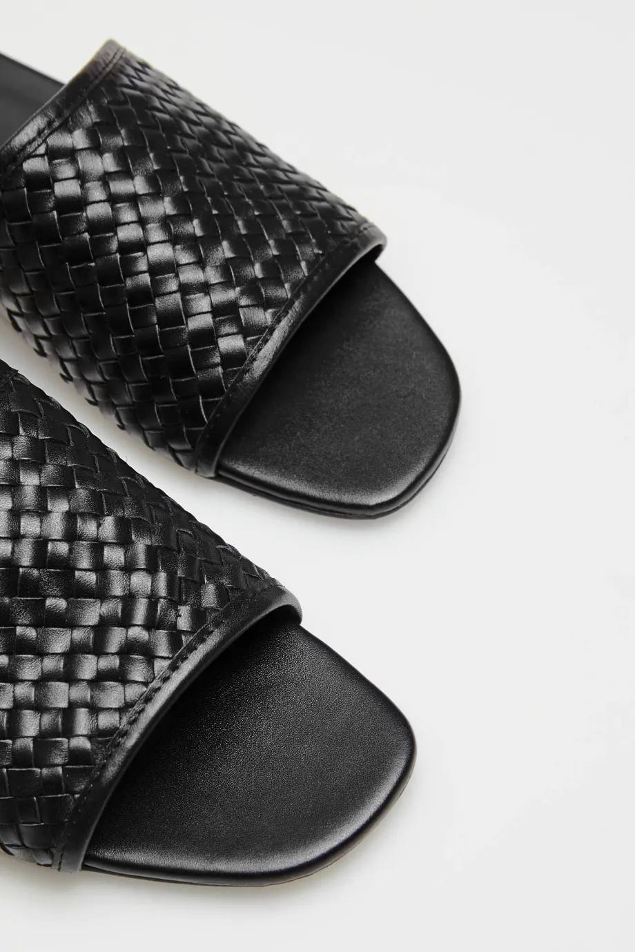 Sandale țesute din piele neagră Sandale țesute din piele neagră