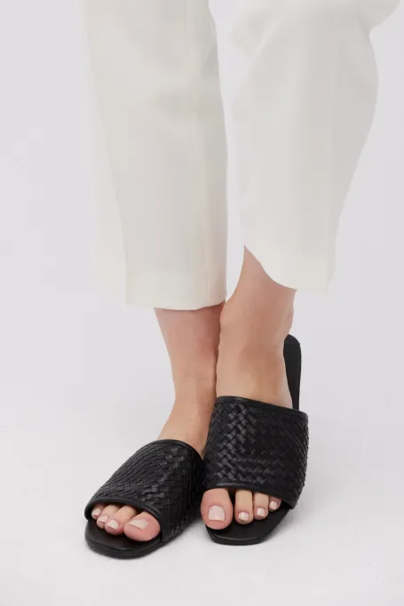 Sandale țesute din piele neagră Sandale țesute din piele neagră