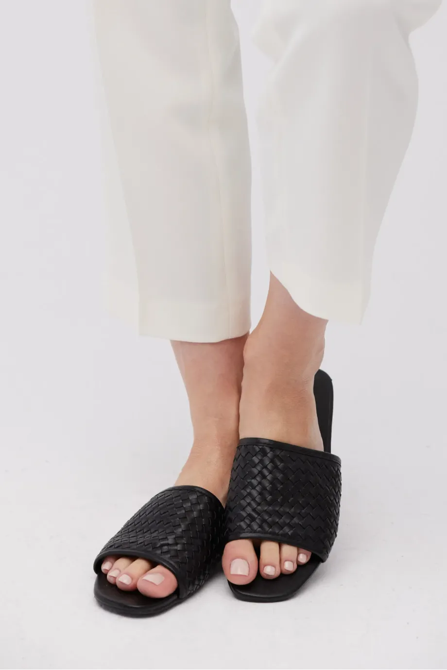Sandale țesute din piele neagră Sandale țesute din piele neagră