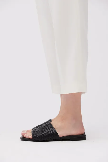 Sandale țesute din piele neagră