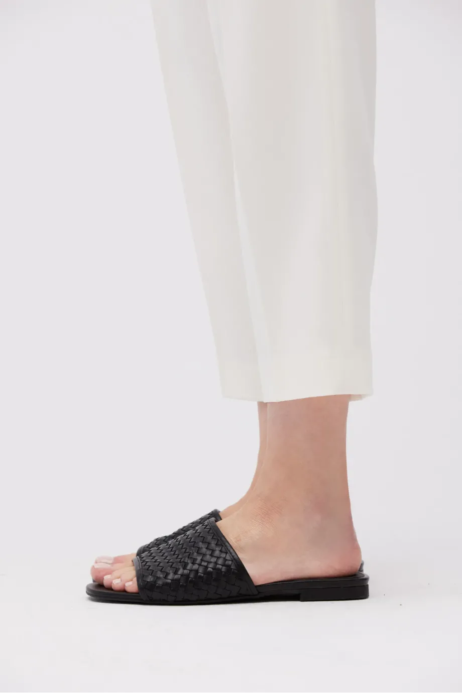 Sandale țesute din piele neagră Sandale țesute din piele neagră