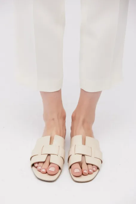 Mulți albi din piele plate, cu o curea largă