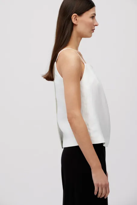 Top din in alb