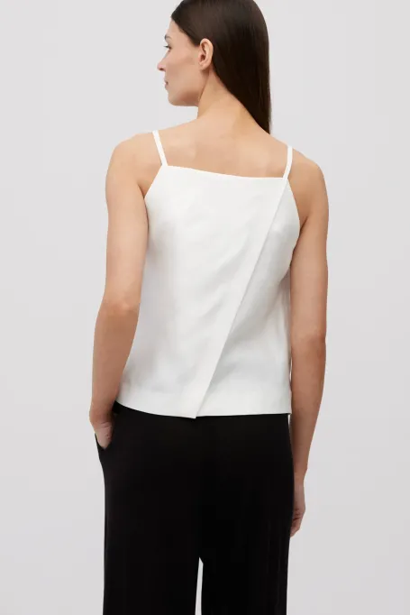 Top din in alb