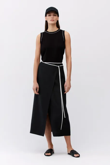 Fusta de in neagra cu cravata