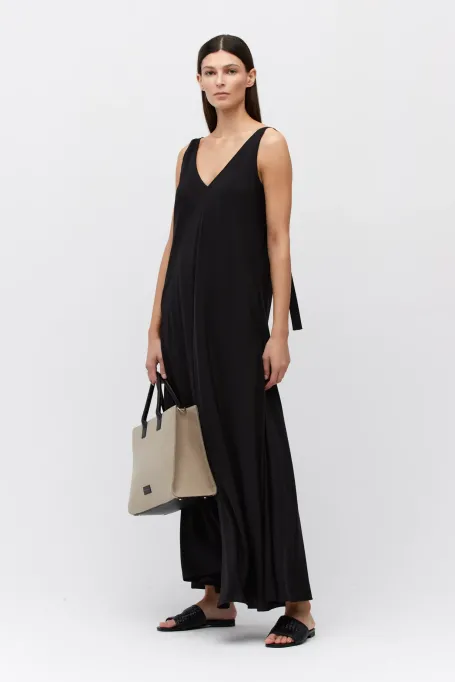 Rochie maxi neagră din mătase, în formă de trapez