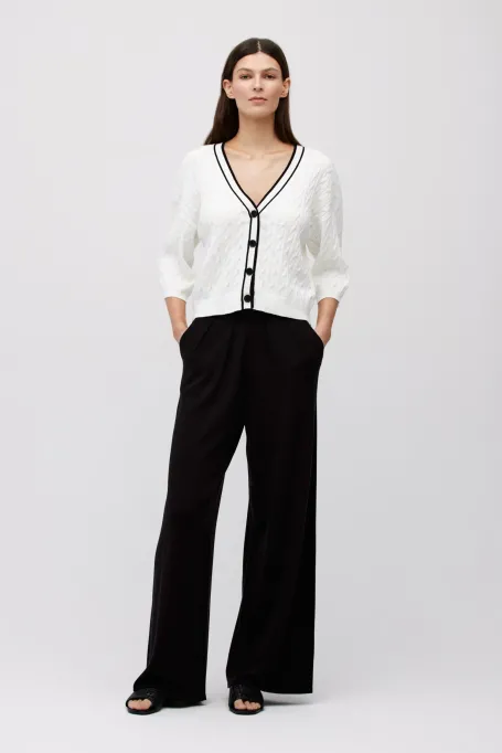 Cardigan alb din tricot cablu