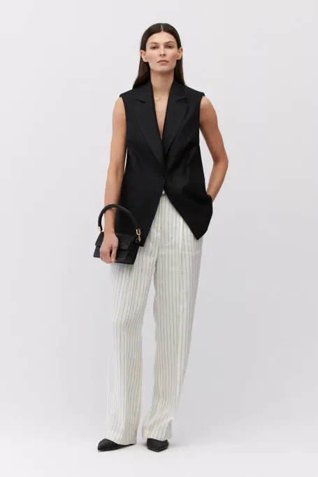 Vesta neagra din in