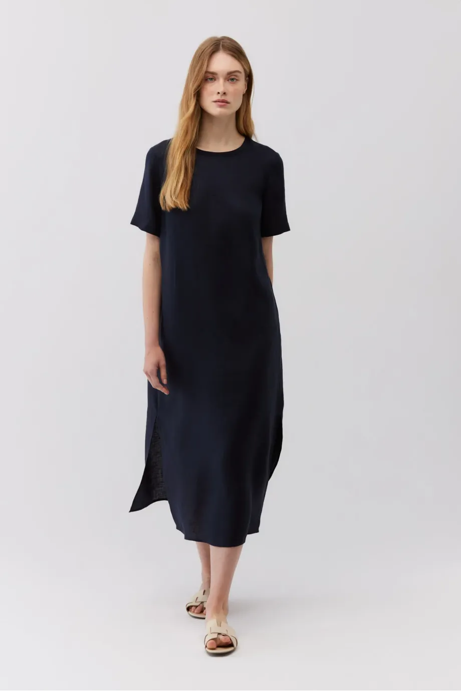Rochie de in bleumarin cu maneci scurte Rochie de in bleumarin cu maneci scurte