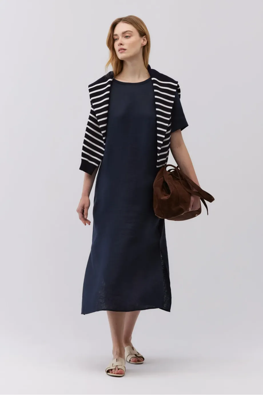 Rochie de in bleumarin cu maneci scurte Rochie de in bleumarin cu maneci scurte
