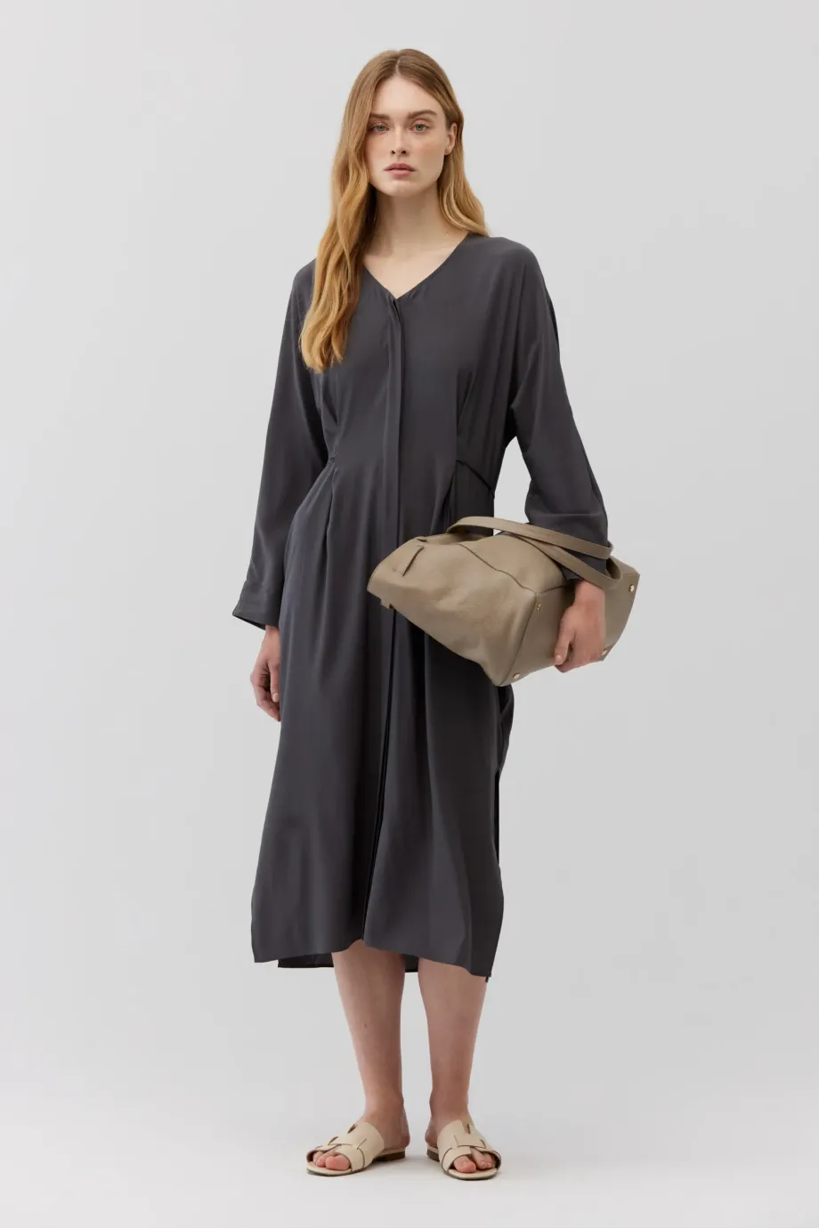 Rochie de mătase gri cu cravată în talie Rochie de mătase gri cu cravată în talie