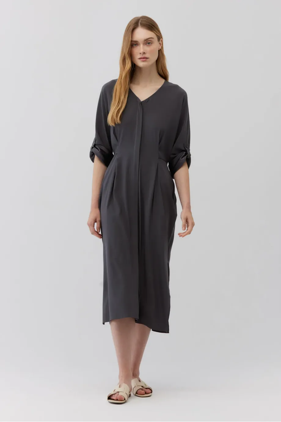 Rochie de mătase gri cu cravată în talie Rochie de mătase gri cu cravată în talie
