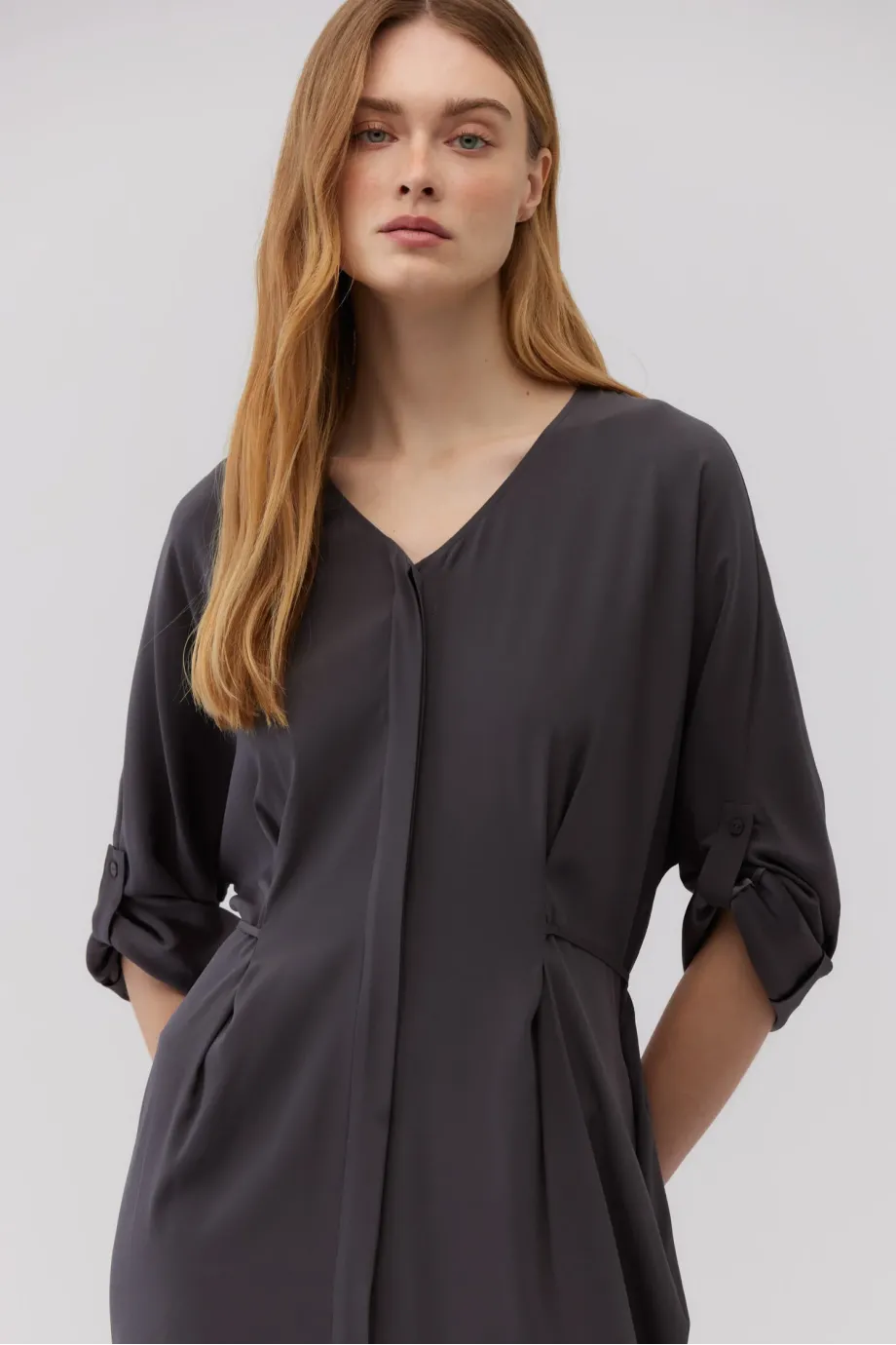 Rochie de mătase gri cu cravată în talie Rochie de mătase gri cu cravată în talie