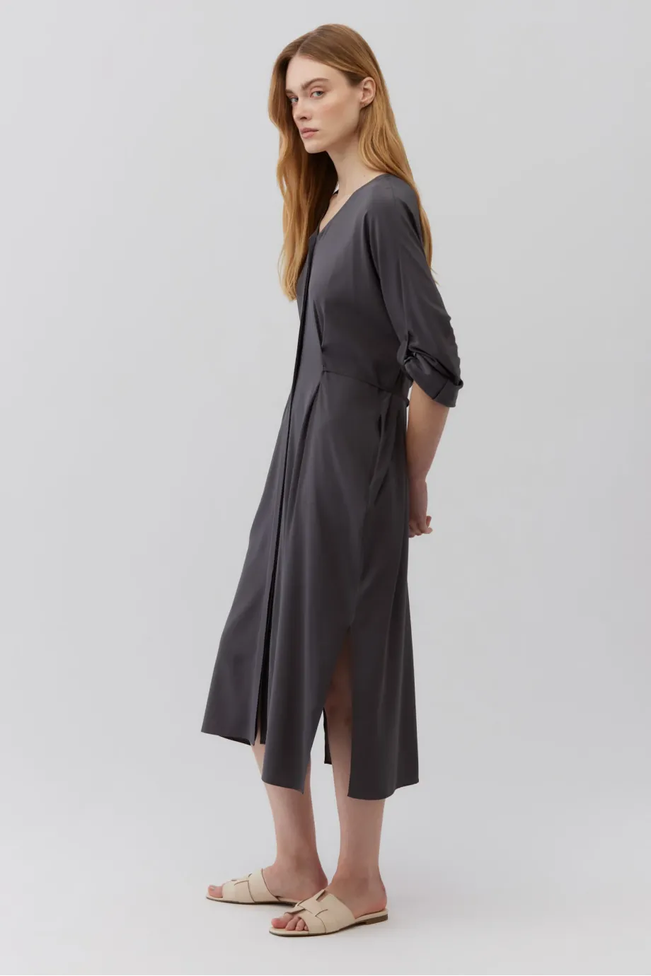 Rochie de mătase gri cu cravată în talie Rochie de mătase gri cu cravată în talie