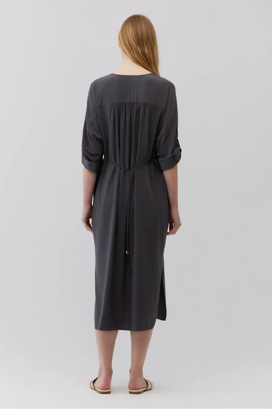 Rochie de mătase gri cu cravată în talie Rochie de mătase gri cu cravată în talie