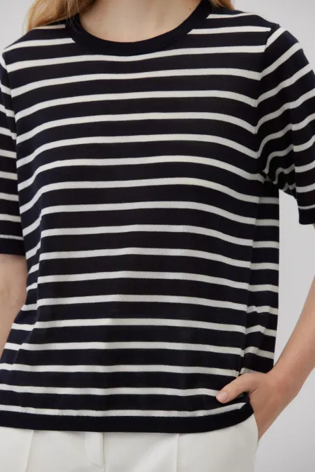 Tricou cu dungi albe și bleumarin din lyocell și cașmir Tricou cu dungi albe și bleumarin din lyocell și cașmir
