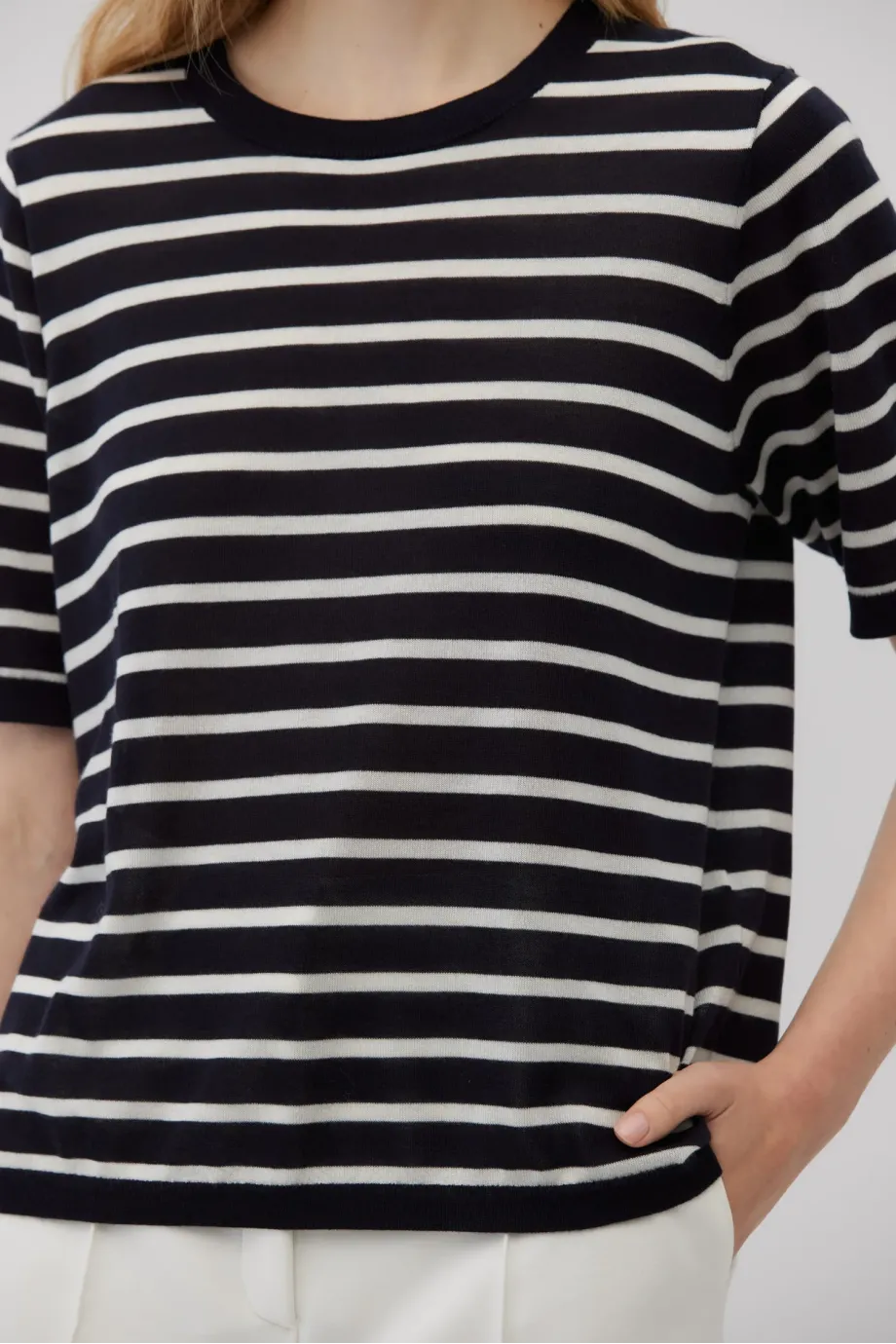 Tricou cu dungi albe și bleumarin din lyocell și cașmir Tricou cu dungi albe și bleumarin din lyocell și cașmir