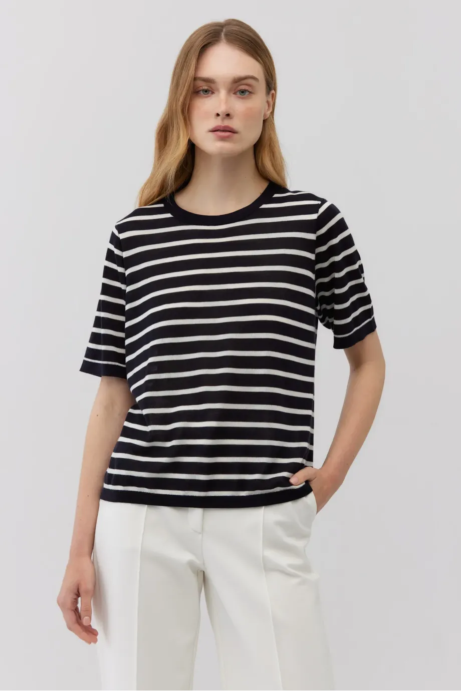 Tricou cu dungi albe și bleumarin din lyocell și cașmir Tricou cu dungi albe și bleumarin din lyocell și cașmir