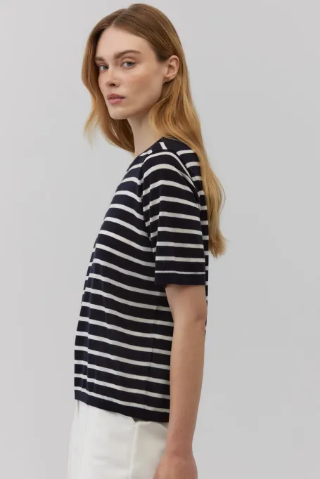 Tricou cu dungi albe și bleumarin din lyocell și cașmir