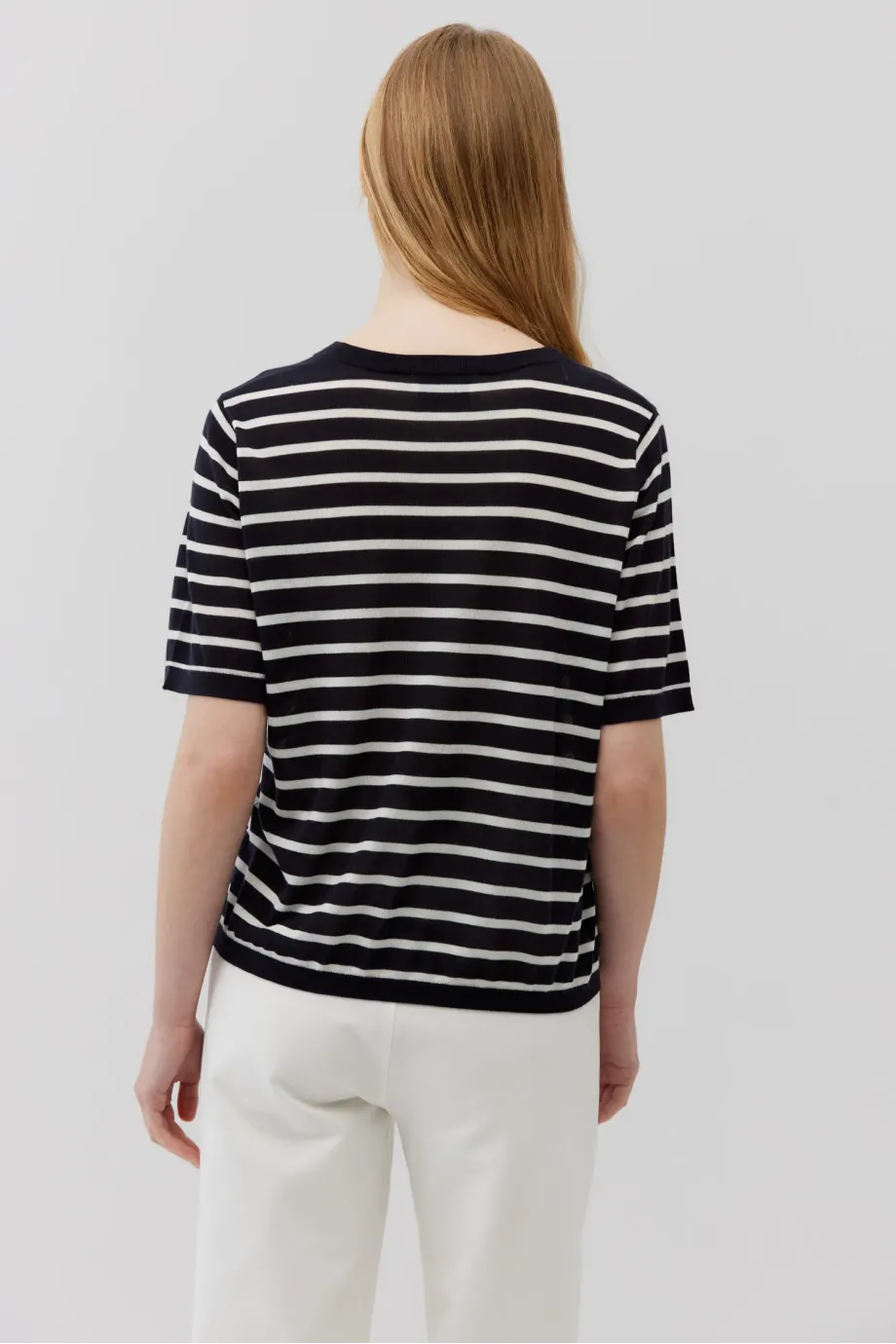 Tricou cu dungi albe și bleumarin din lyocell și cașmir Tricou cu dungi albe și bleumarin din lyocell și cașmir