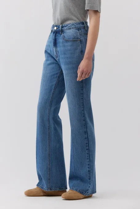 Blugi bootcut cu talie înaltă Blugi bootcut cu talie înaltă