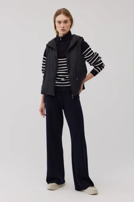 Vesta neagra cu gluga