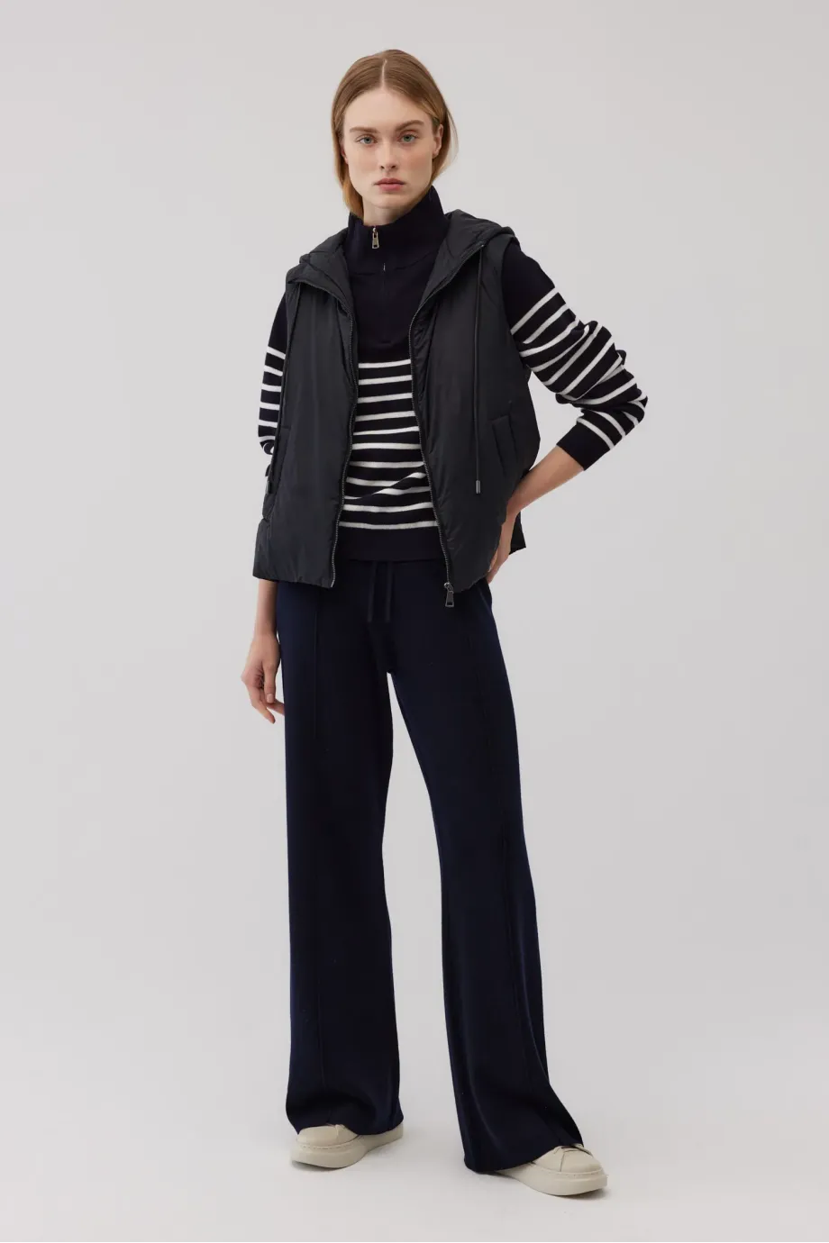 Vesta neagra cu gluga Vesta neagra cu gluga