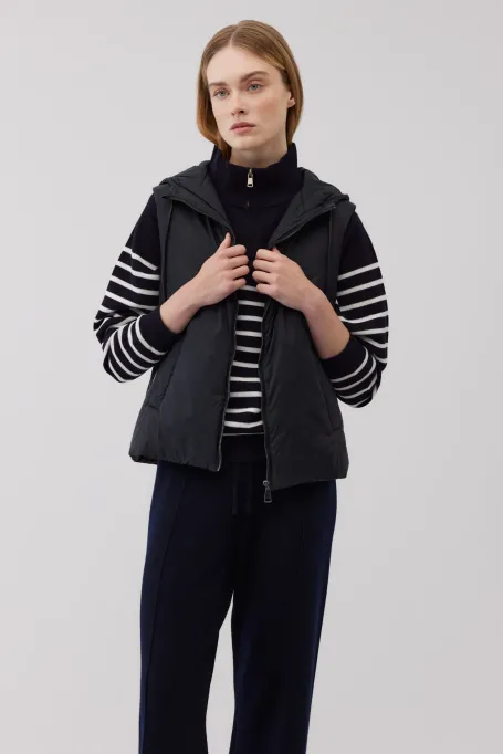 Vesta neagra cu gluga