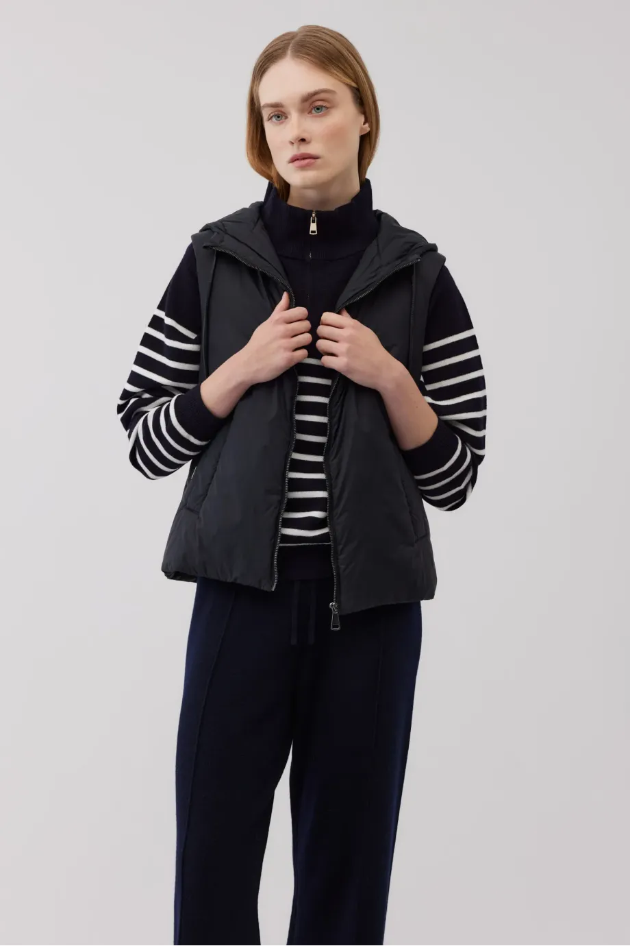 Vesta neagra cu gluga Vesta neagra cu gluga
