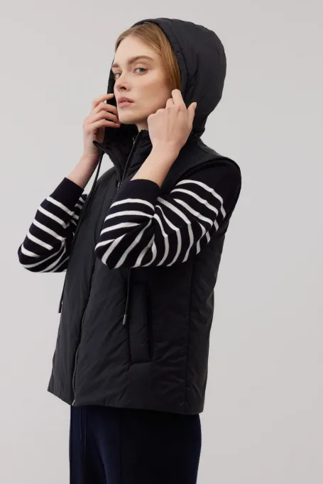 Vesta neagra cu gluga