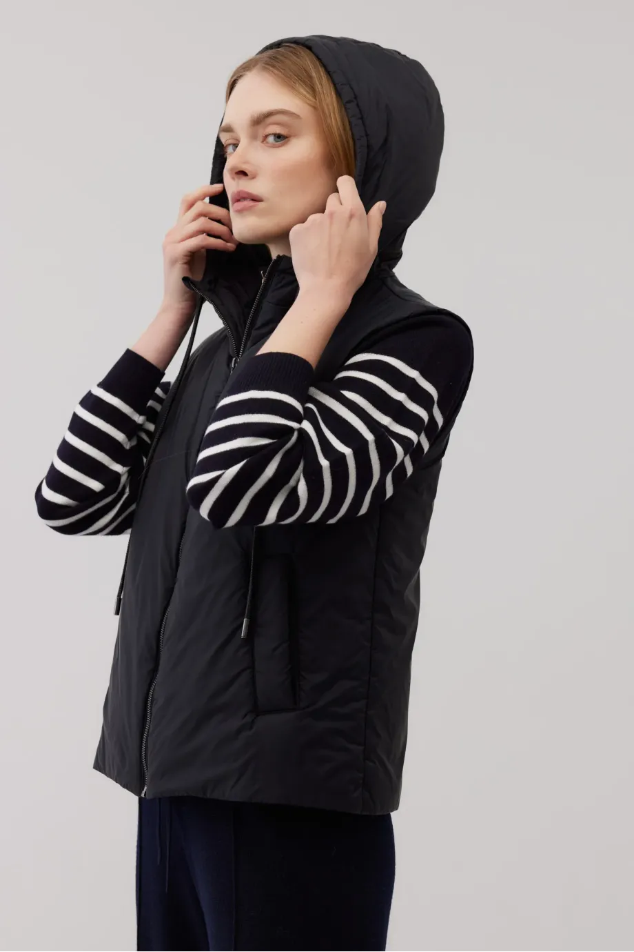 Vesta neagra cu gluga Vesta neagra cu gluga