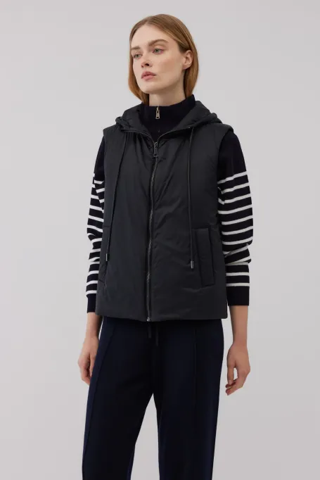 Vesta neagra cu gluga
