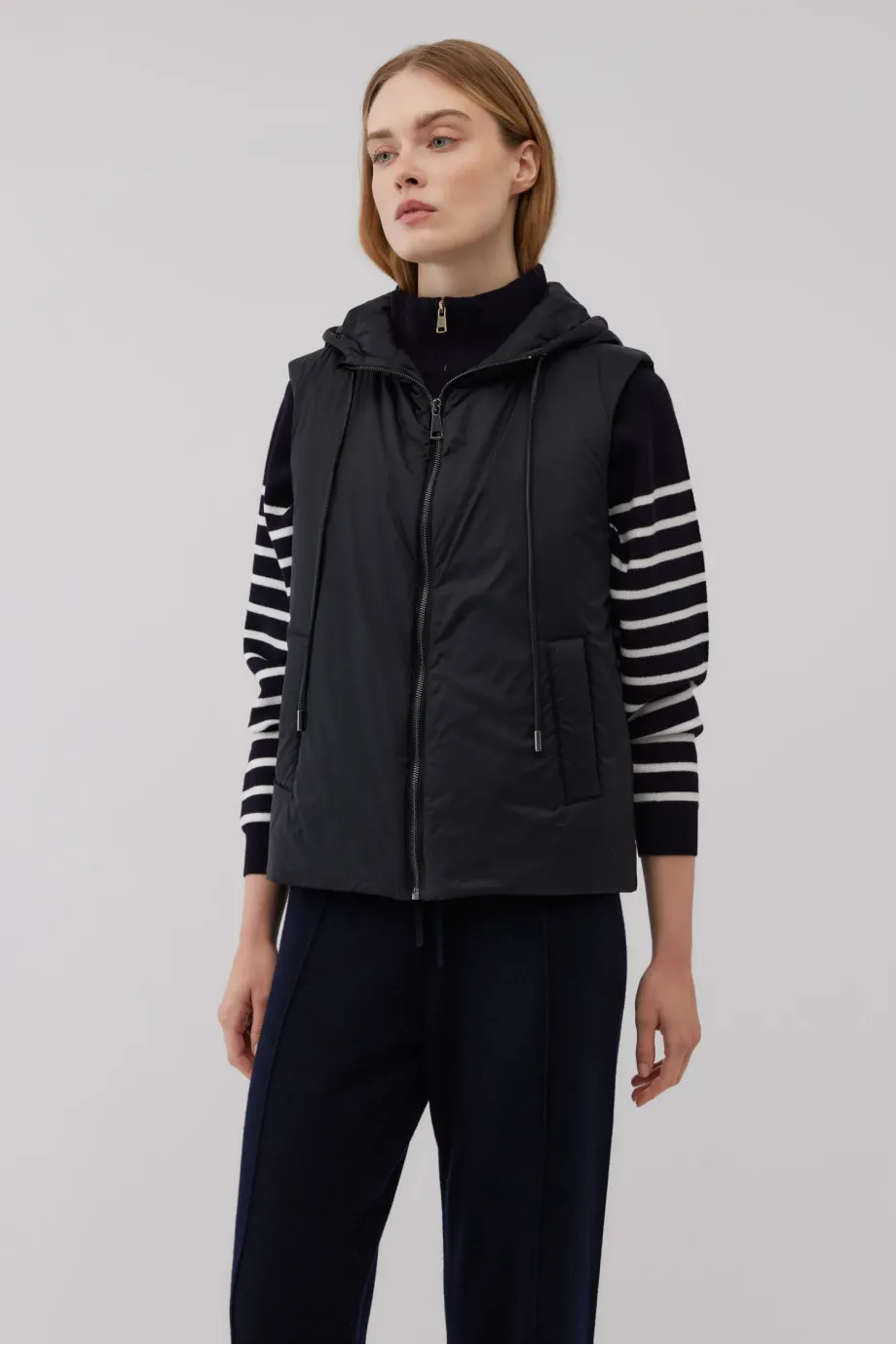 Vesta neagra cu gluga Vesta neagra cu gluga