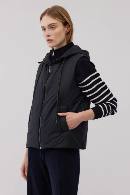 Vesta neagra cu gluga