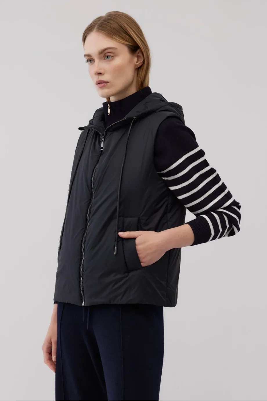 Vesta neagra cu gluga Vesta neagra cu gluga