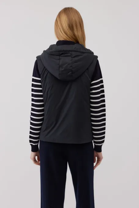 Vesta neagra cu gluga Vesta neagra cu gluga
