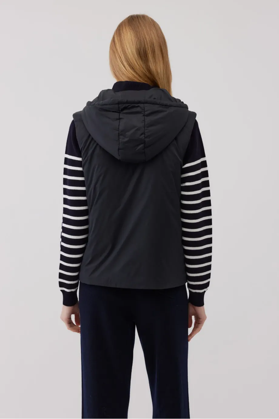 Vesta neagra cu gluga Vesta neagra cu gluga