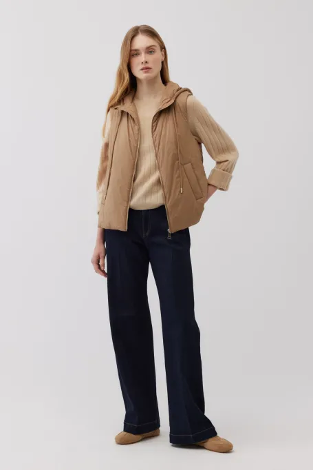 Vestă cu glugă de cămilă