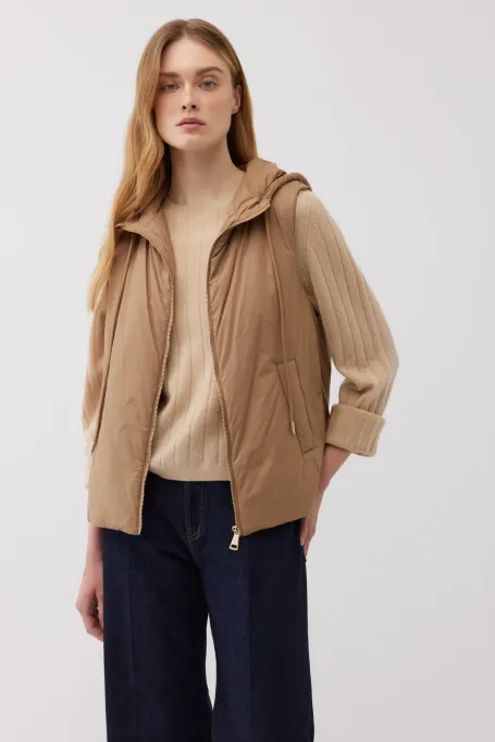 Vestă cu glugă de cămilă