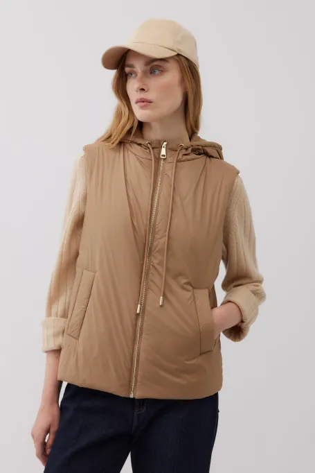 Vestă cu glugă de cămilă