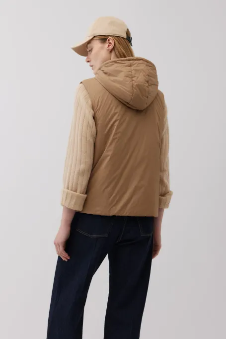 Vestă cu glugă de cămilă